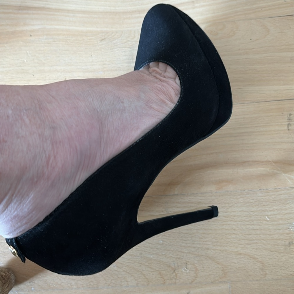 NWOT Michael Kors black suede 5” classic heel Never worn! Size 7 - Picture 4 of 11